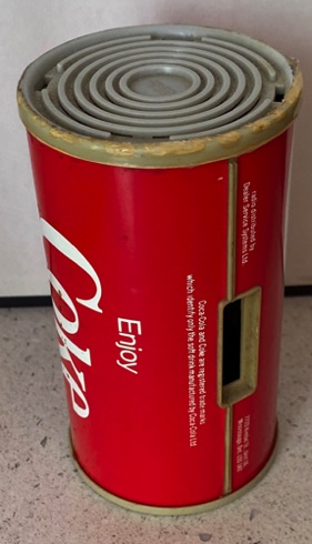 02676-1 € 10,00 coca cola radio in vorm v an blikje.jpeg